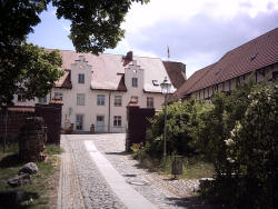 Burghof der Burg Wesenberg